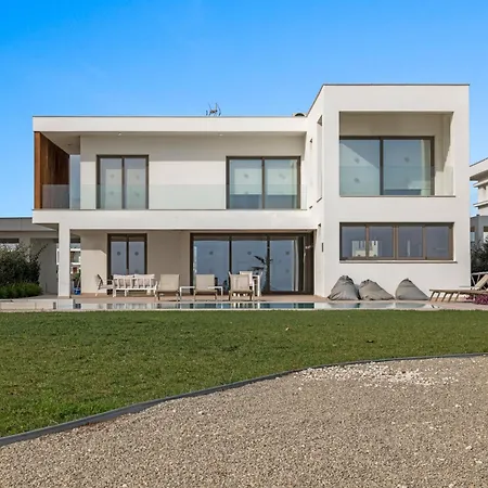 فيلة Serenity Waves 5 لارنكا